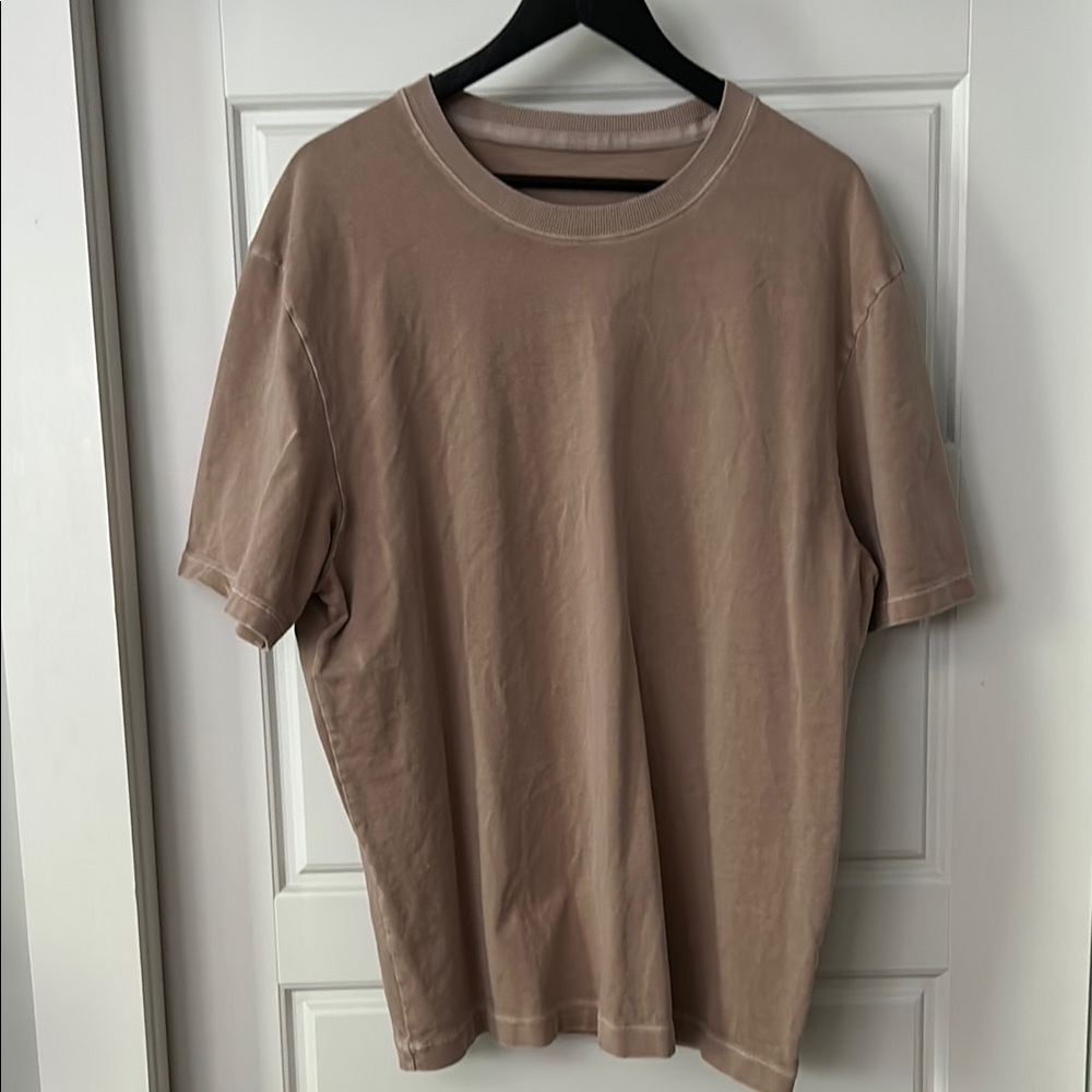 Men's Lululemon Heavywt Cotton Jersey T. Size L. Color dilute wash soft sand